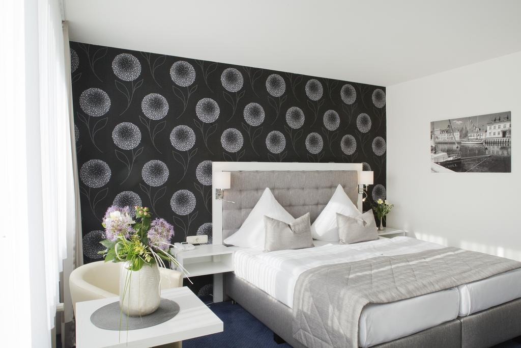 Hafenhotel Pommernyacht Иккермюнде Экстерьер фото