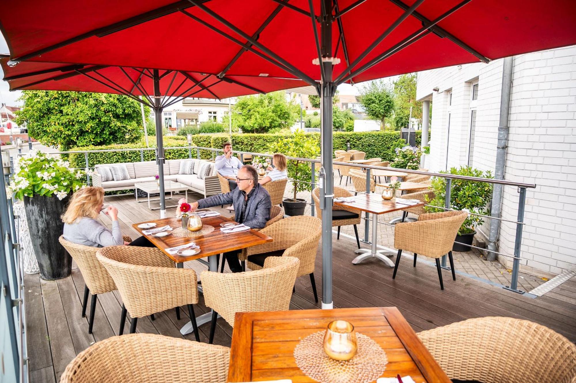 Hafenhotel Pommernyacht Иккермюнде Экстерьер фото