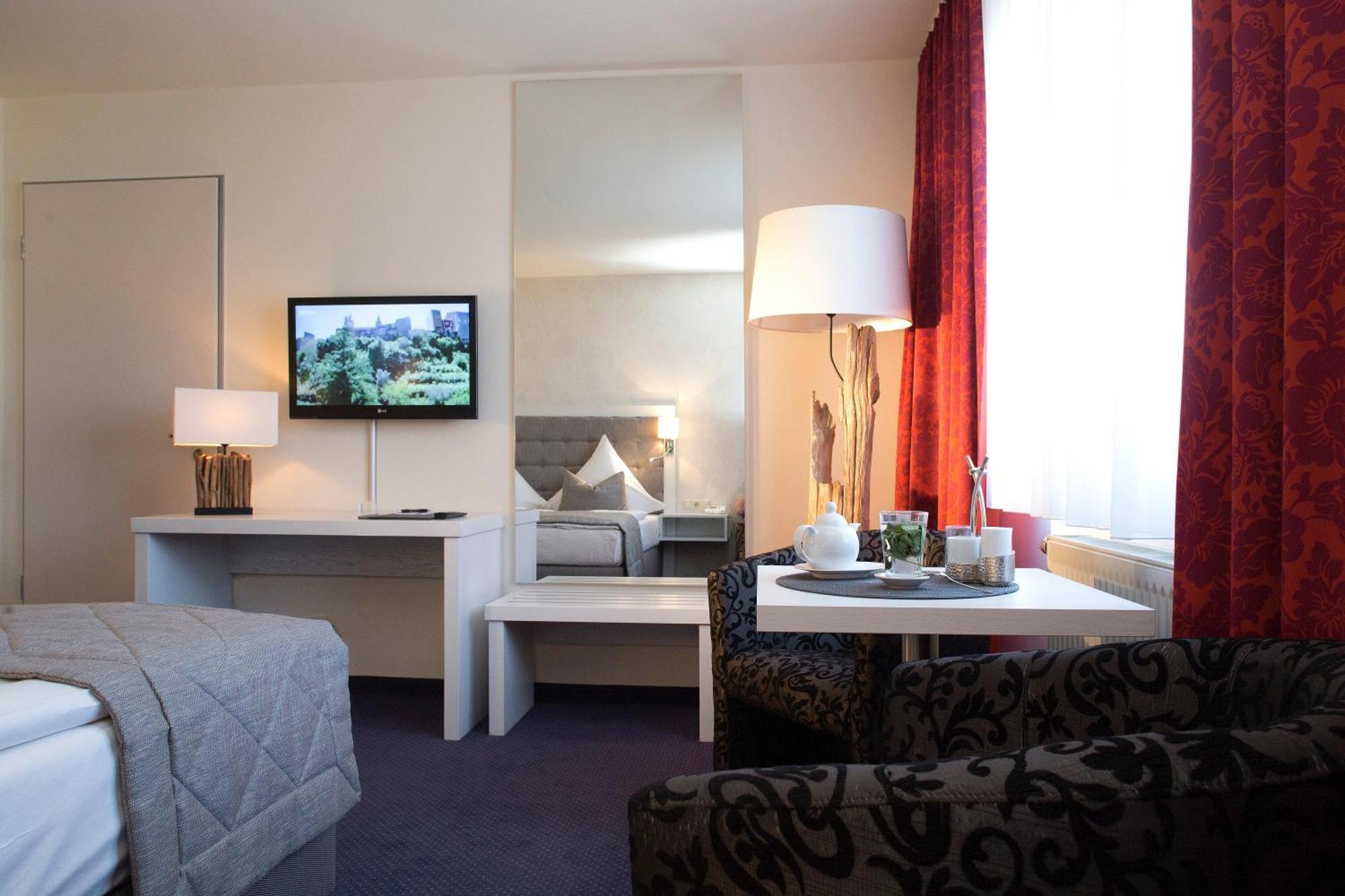 Hafenhotel Pommernyacht Иккермюнде Экстерьер фото