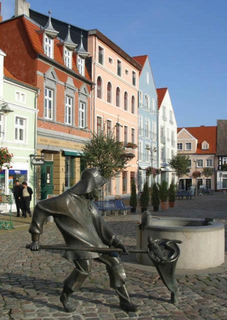 Hafenhotel Pommernyacht Иккермюнде Экстерьер фото