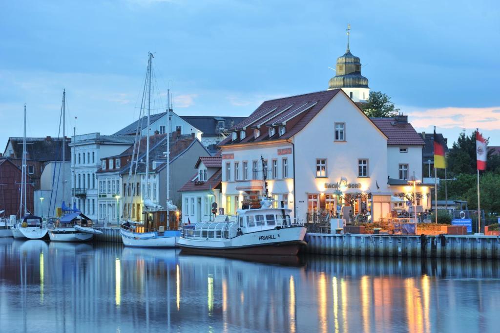 Hafenhotel Pommernyacht Иккермюнде Экстерьер фото