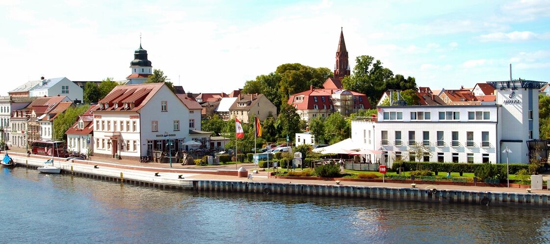 Hafenhotel Pommernyacht Иккермюнде Экстерьер фото